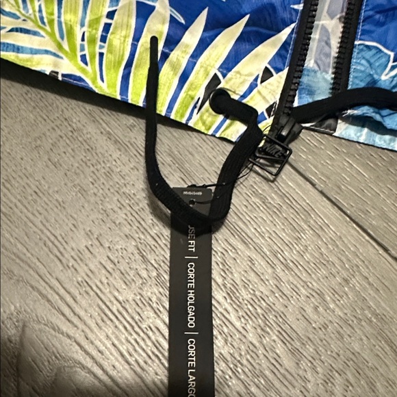 NWT Nike Multicolor Leaf Print Windbreaker Crop Zip up size Large - Picture 5 of 12